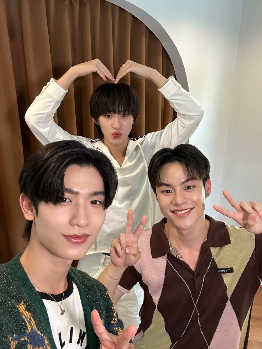 ขอบคุณ Marckris ที่มาร้องเพลง ost ให้พวกเรานะครับ เพลงเพราะมากๆ น่ารักมากกก อยากให้ทุกคนได้ฟังๆ มาตกหลุมรักด้วยกันนะครับบบ

OST YOUR SKY X MARCKRIS 
#กี่หมื่นครั้งที่ตกหลุมรักคนเดิม