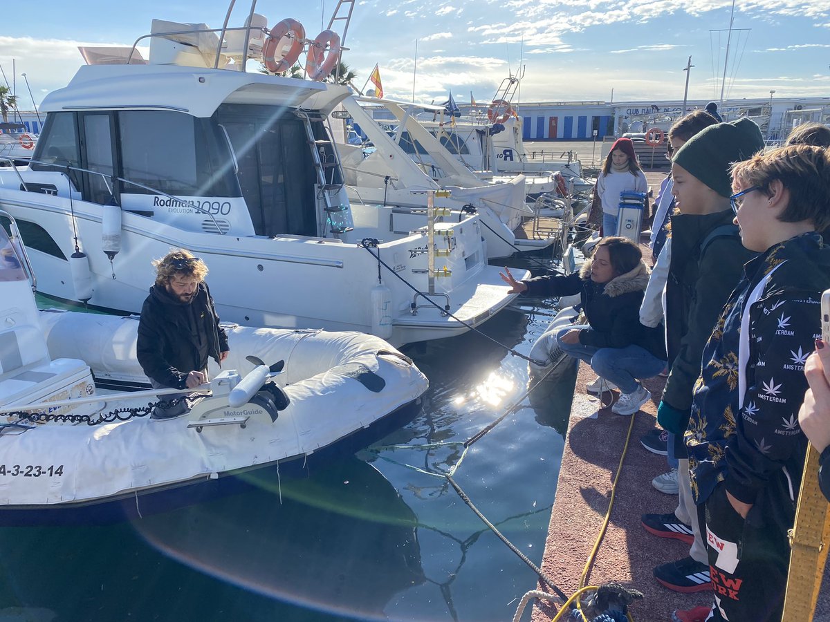 escolaUlldeVent's tweet photo. Visita dels Posibòtics a Oceanicos, associació que protegeix els nostres mars i oceans. Allà ens ha atès la biòloga Laura i el bussejador Pol i ens han explicat moltes coses sobre la Posidònia. Agraïm la col•laboració de @BisbalPenedes per l’ajuda amb el transport. @FLLTgn_Reus https://t.co/un1w2vDA2L