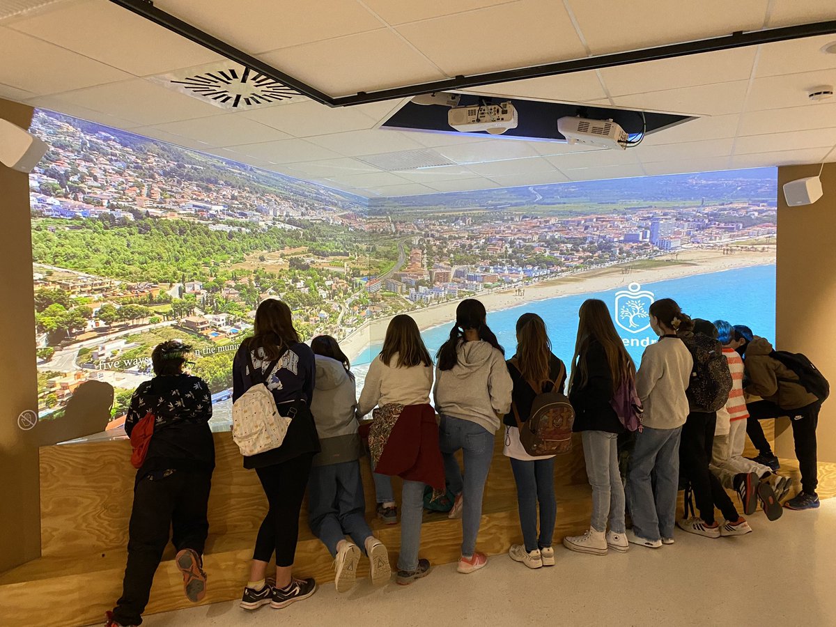 escolaUlldeVent's tweet photo. Visita dels Posibòtics a Oceanicos, associació que protegeix els nostres mars i oceans. Allà ens ha atès la biòloga Laura i el bussejador Pol i ens han explicat moltes coses sobre la Posidònia. Agraïm la col•laboració de @BisbalPenedes per l’ajuda amb el transport. @FLLTgn_Reus https://t.co/un1w2vDA2L