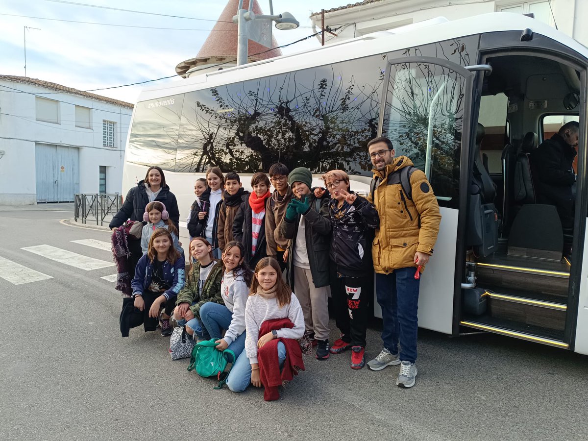 escolaUlldeVent's tweet photo. Visita dels Posibòtics a Oceanicos, associació que protegeix els nostres mars i oceans. Allà ens ha atès la biòloga Laura i el bussejador Pol i ens han explicat moltes coses sobre la Posidònia. Agraïm la col•laboració de @BisbalPenedes per l’ajuda amb el transport. @FLLTgn_Reus https://t.co/un1w2vDA2L