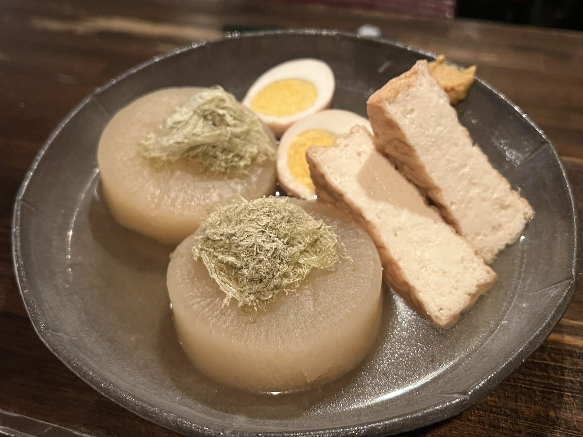 denzomaster's tweet photo. おでんがよく出ました🍢
明日の為にその壱。
深夜にひっそり仕込んでおります🍢
予約の電話で
『おでんあるんですよね？』
とか言われると、気も手も抜けませんよ。 https://t.co/pY5XDK6JlR