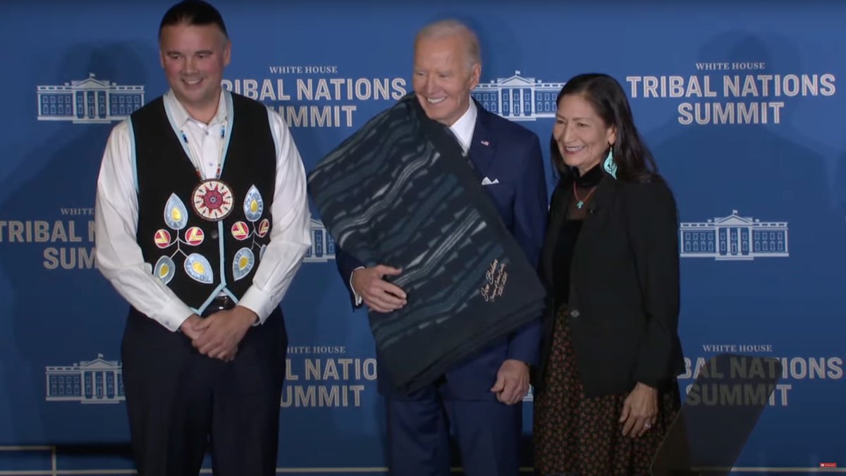 President Biden announced that the Carlisle, PA, Indian boarding school will be made a national monument so people will never forget what happened. #theapologynow 

youtube.com/clip/UgkxaY0lK…