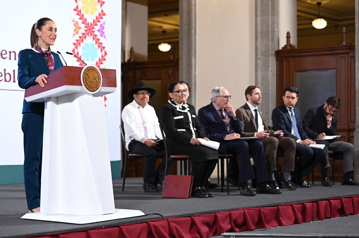 INPImx's tweet photo. En el marco del día internacional de los Derechos Humanos, la presidenta de la República, Claudia Sheinbaum Pardo, -acompañada por la Secretaria de Gobernación, Rosa Icela Rodríguez Velázquez (@rosaicela_), el director general del INPI, Adelfo Regino Montes (@DEELAYUUK), y una comisión de traductoras y traductores indígenas- firmó el decreto que instruye la publicación en el Diario Oficial de la Federación (@DOF_SEGOB ), de la Reforma Constitucional sobre Derechos de los Pueblos Indígenas y Afromexicanos traducida a lenguas indígenas; asimismo, firmó el decreto que crea la Comisión Presidencial de Planes de Justicia y Desarrollo Regional de los Pueblos Indígenas y Afromexicanos. 

Durante la conferencia matutina de este martes, el director general del @INPImx, Adelfo Regino Montes, informó que la Reforma Constitucional sobre Derechos de los Pueblos Indígenas y Afromexicanos se ha traducido a 64 variantes lingüísticas correspondientes a 57 lenguas indígenas de 58 pueblos originarios; además, dijo que se traducirá a 11 lenguas indígenas más.

Las traducciones se pueden consultar en el micrositio:
📎 https://t.co/39Jf4zXRnB