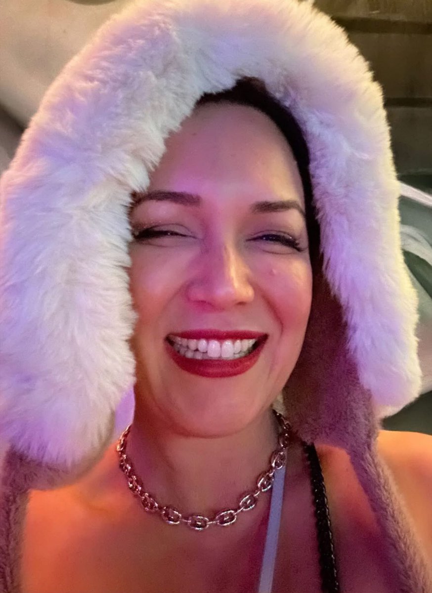 Simone Bailly (@simonebailly) on Twitter photo Had a blast at the #WhistlerFilmFestival! Love seeing everyone and their work, & making cool new industry friends. I also got to go snowboarding on Blackcomb Mtn on my new board. Pretty sweet! ❤️🏔️🎬🏂✨ <a href="/whisfilmfest/">Whistler Film Fest</a> <a href="/strombo/">George Stroumboulopoulos 🐺</a> #WFF2024 #Strombo #WhistlerFilmFestival2024 Had a blast at the #WhistlerFilmFestival! Love seeing everyone and their work, & making cool new industry friends. I also got to go snowboarding on Blackcomb Mtn on my new board. Pretty sweet! ❤️🏔️🎬🏂✨ <a href="/whisfilmfest/">Whistler Film Fest</a> <a href="/strombo/">George Stroumboulopoulos 🐺</a> #WFF2024 #Strombo #WhistlerFilmFestival2024