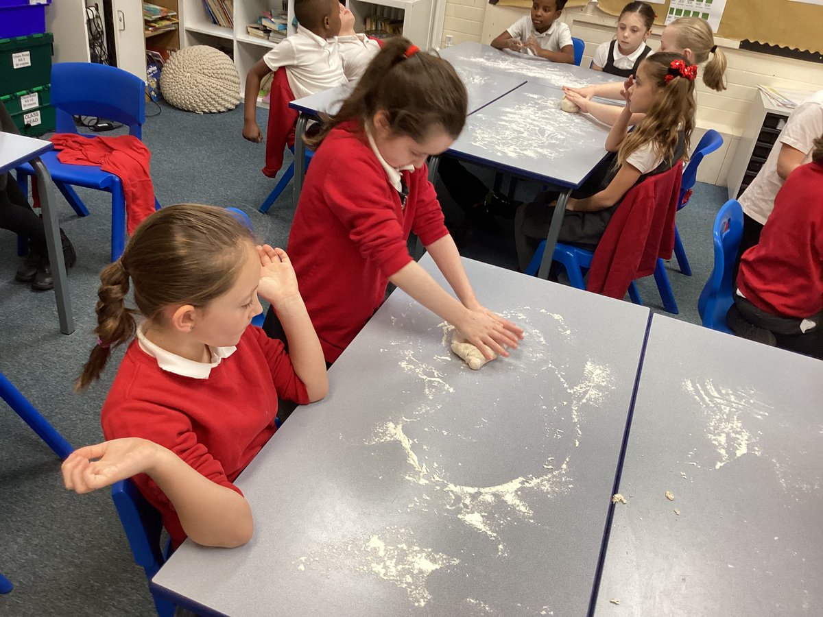 MarfleetPrimary's tweet photo. Year 3 made bread in DT today! We made our dough, kneaded it, shaped it and baked it! https://t.co/wFLLOTAUNK