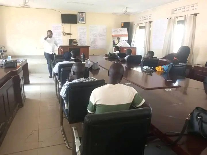 rednetug's tweet photo. "Success! Our team represented RED-NET at the public lecture on Human Rights at Arua City Hall today! Next up: Inter-University Debate on Human Rights on Dec 9th! Join us! #HumanRights #16DaysOfActivism #OrangeTheWorld #RedNet" https://t.co/ji3jMAr0e1