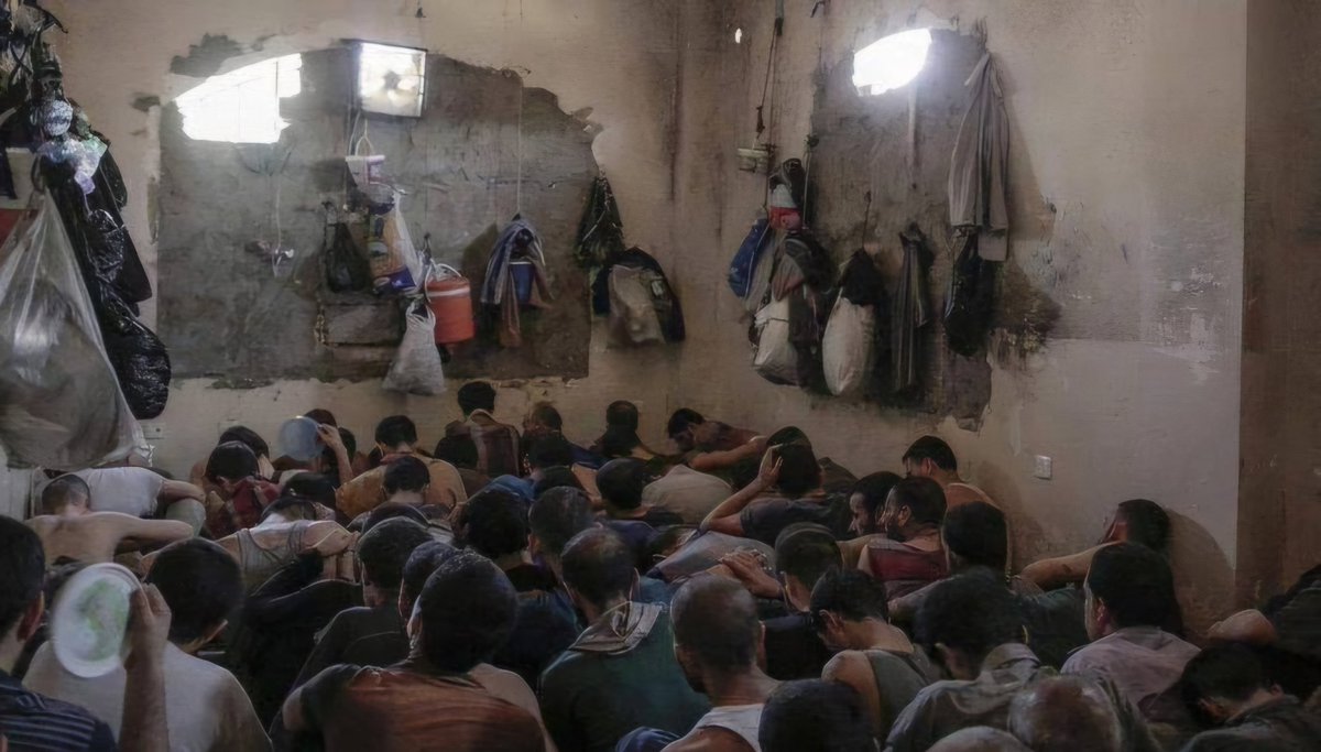 Burası bir hapishane değil, soykırım kampıdır.

insanlara adını unutturacak türlü eziyetler yapılmış, kadınlara Kur'an dinletilerek tecavüz edilmiş, 72 çeşit işkence uygulanmış.

Allah'ım biz duymaya dayanamıyoruz onlar sabah akşam bu işkenceleri hissettiler.
#Sednaya