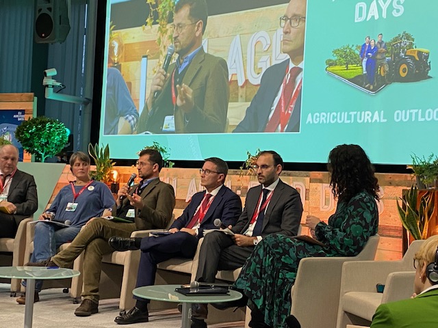EUAgri's tweet photo. An exchange of ideas on #FairFoodChain:
🌱enabling cooperatives, large & small, can help farmers to secure a fair price
🌱strengthening the UTP Directive
🌱schemes to reward for sustainable production
promoting stable supply contracts
🌱educating consumers on the food chain https://t.co/IAkzsqHuDp