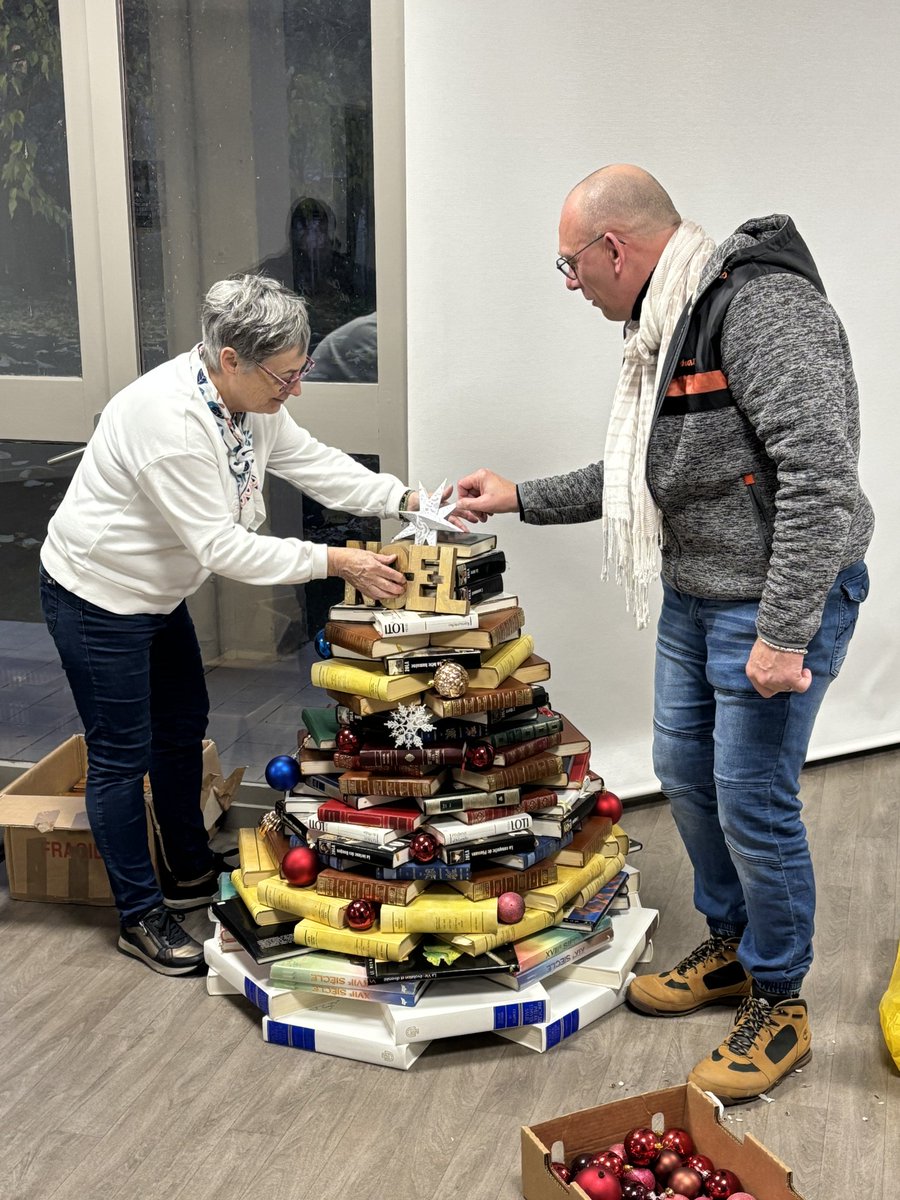 🎄Une décoration de fêtes à APF F h 85✨
MERCI à nos bénévoles qui ont mis toute leur créativité à l'œuvre pour créer une ambiance magique
Une véritable invitation à plonger dans l'esprit des fêtes, avec des guirlandes colorées, un sapin en livres et d'autres décors enchanteurs🌟