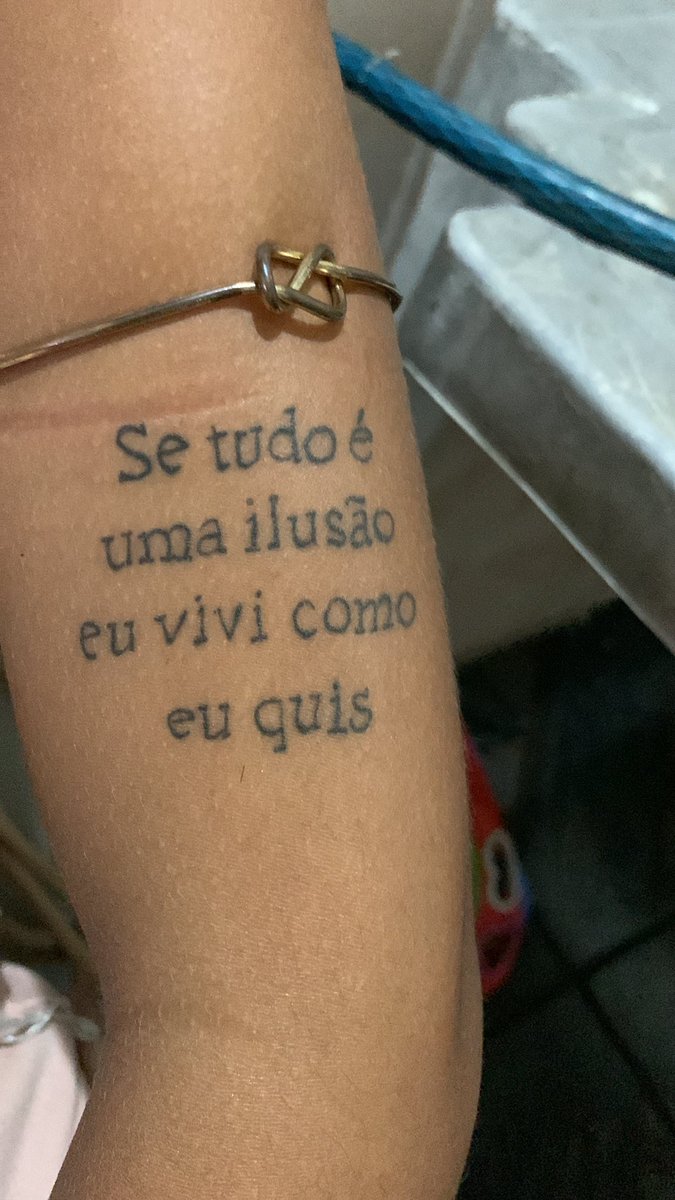 PoesiasFR's tweet photo. Tatoo de fã https://t.co/SMBnkCIkGX