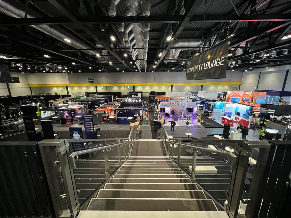 ryanaraine's tweet photo. Black Hat EU show floor. so smol ๐ค https://t.co/BylzG8sTt8