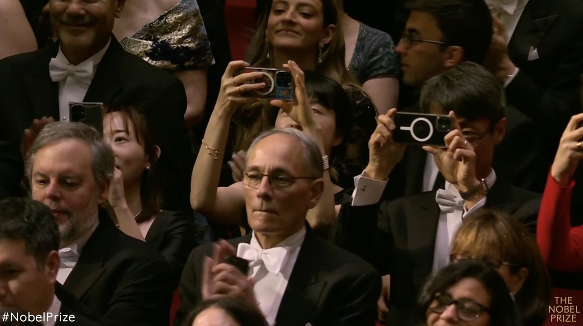 🏆2024 노벨문학상을 수상하신 한강 작가님!!🏆
수상을 진심으로 축하드리며, 늦은 시간에도 함께 시상식을 시청해주시고 축하인사를 보내주고 계시는 독자 여러분들께도 진심으로 감사드립니다.
