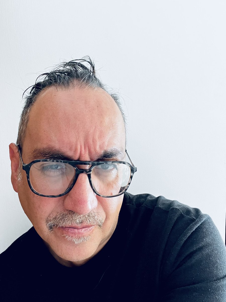 andres_villela's tweet photo. Alistándonos para empezar a las 10 desde este #HomeOffice #eclectico por @ruidoblancofm 🎙️
#SurfeandoelApocalipsis 🌊🏄♂️
#elRuidolohacemosTodos 🤘🏼 https://t.co/tZrL6o9XKJ