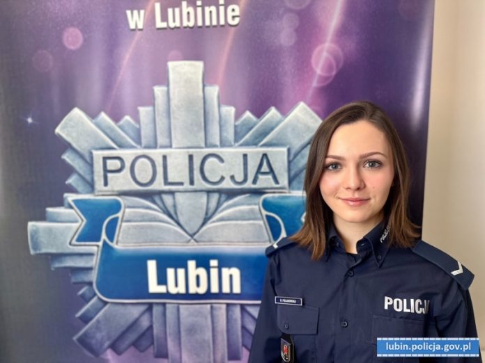 Sluzby_w_akcji's tweet photo. Poznajcie sierżant Dominikę Polanowską z Lubina. Policjantka dotarła jako pierwsza do palącego się domu, na balkonie zauważyła mężczyznę, który nosił już na sobie ślady kontaktu z ogniem i wołał o pomoc.

Pani Dominika od razu podjęła decyzję o wejściu do wnętrza budynku! Pomimo utrudnień związanych z silnym zadymieniem oraz wysoką temperaturą, pobiegła do mieszkania, gdzie znajdował się mężczyzna i wyprowadziła go z budynku.

Policjantka otrzymała informację, że w budynku może być ktoś jeszcze, wróciła przeszukiwać kolejne pomieszczenia, gdy sprawdziła już wszystkie pokoje, nie znajdując nikogo innego, zauważyła kota, który będąc zdezorientowany, nie mógł znaleźć wyjścia. Pani sierżant, wzięła go na ręce i wyniosła z płonącego domu. 

Pani sierżant, czapki z głów!  🫡