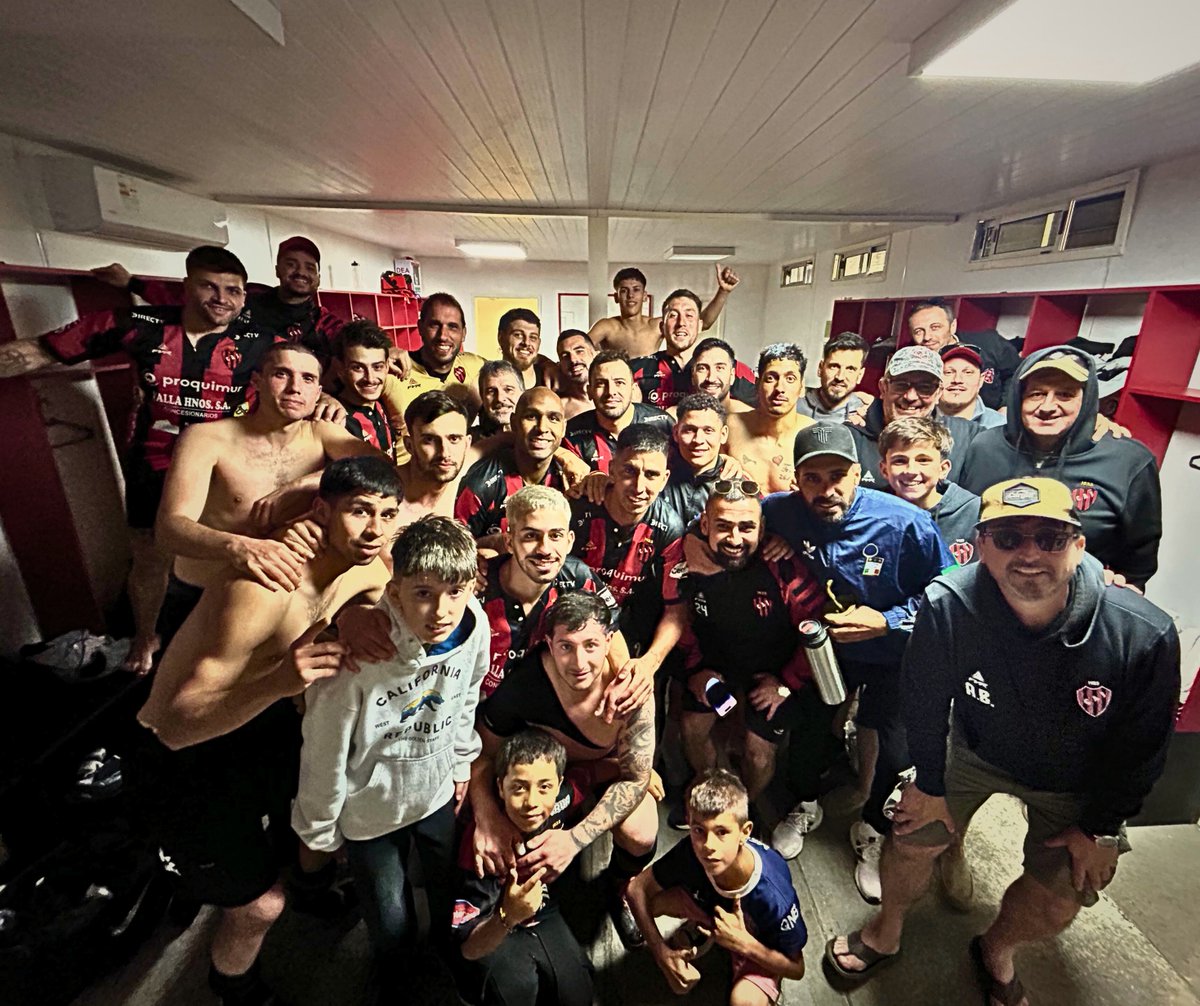 OficialCAJ's tweet photo. 🧤 𝐓𝐞𝐧𝐠𝐨 𝐮𝐧𝐚 𝐛𝐚𝐧𝐝𝐚 𝐚𝐦𝐢𝐠𝐚

La última 📸 de @CHUMBERITA como jugador del Club Atlético Juanicó en el vestuario de @EstadioCAJ. 

¡Gracias por todo, Pablo! https://t.co/ooke8DW1gS