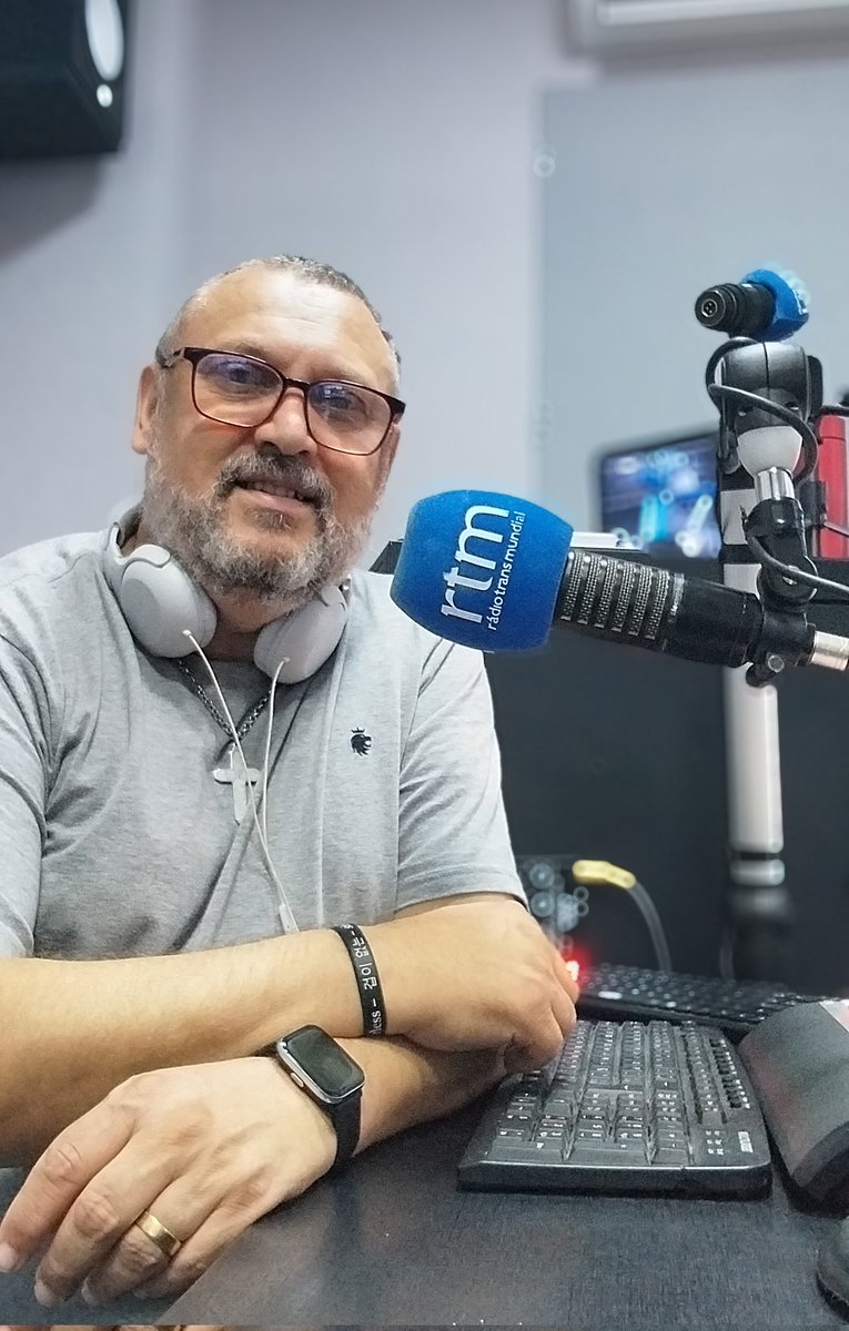 kakarodrigues's tweet photo. Ser radialista nos dias de hoje é um desafio constante!  Além de apresentar programas, criar vinhetas e interagir com os ouvintes, o profissional precisa se adaptar às novas plataformas digitais e às mudanças do mercado. Mas a paixão pela comunicação supera qualquer obstáculo. https://t.co/IXzvX81kMt
