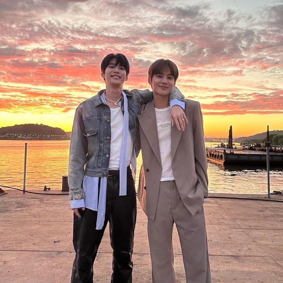 nct_menfess's tweet photo. nct! Ini berdua diem-diem udah sarjana di tengah kesibukan sebagai artis ibu kota😀 https://t.co/dFQIyf5gb6