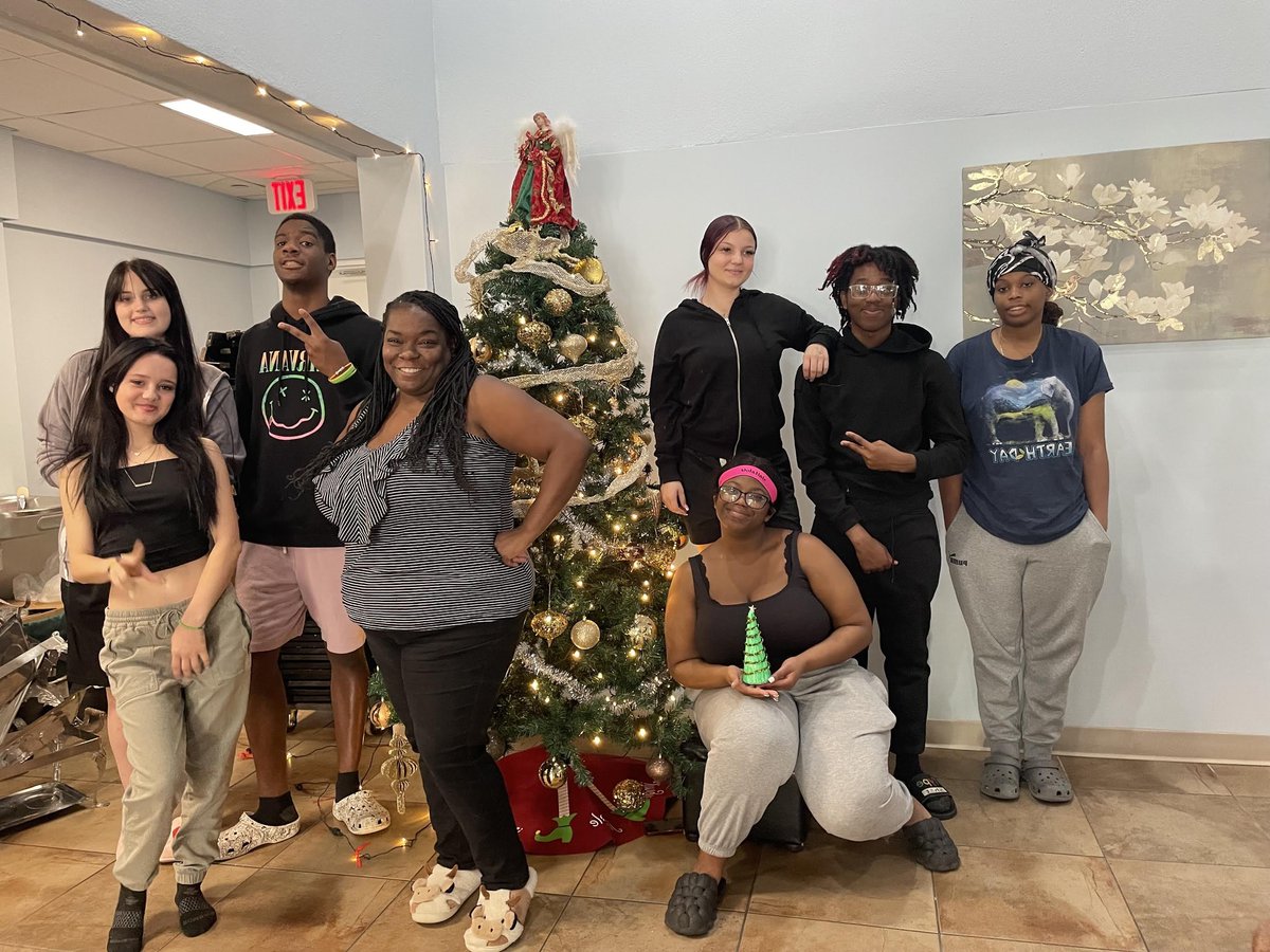 Happy #December! Trees are up at the houses! Didn't Haven Poe do such a good job decorating theirs?