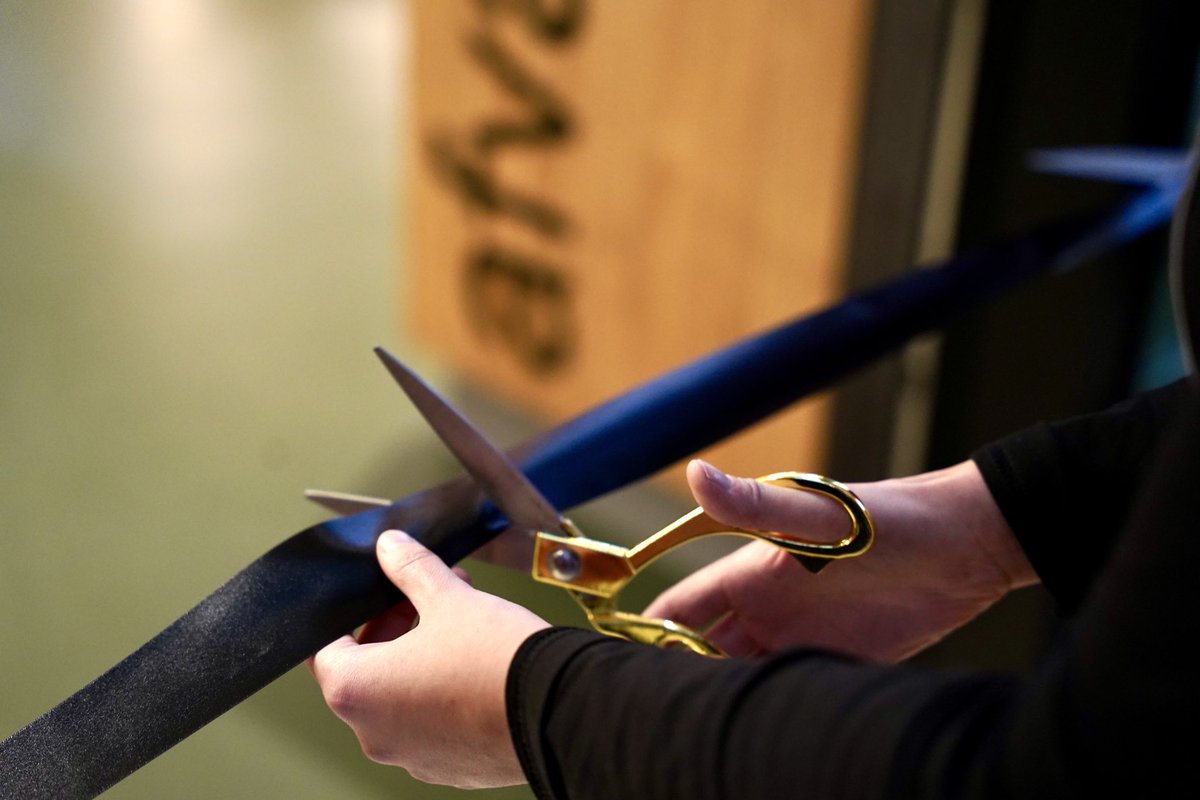 Op station Oss is zojuist een nieuwe StationsHuiskamer geopend. De oude Kiosk is ingeruild voor deze plek waar reizigers warm kunnen wachten, elkaar kunnen ontmoeten, kunnen werken of iets kunnen eten of drinken. Kom je ook langs? 🤩