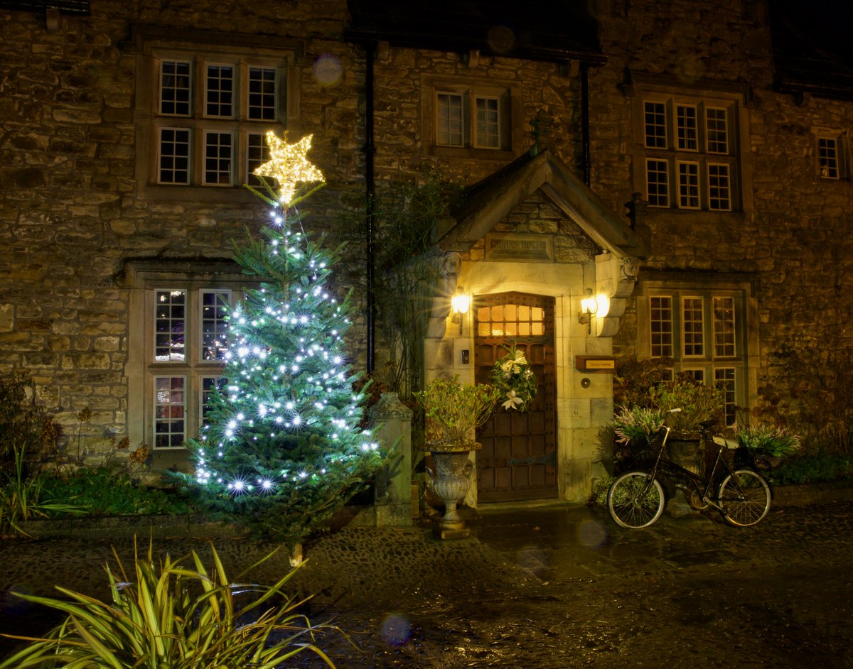 Glimpses of a Corbridge Christmas 2024. A small thank you to those who bring festive light of all kinds to this twinkling Northumberland village. Watch the video at: youtu.be/dcWXYO8QKO8?si…