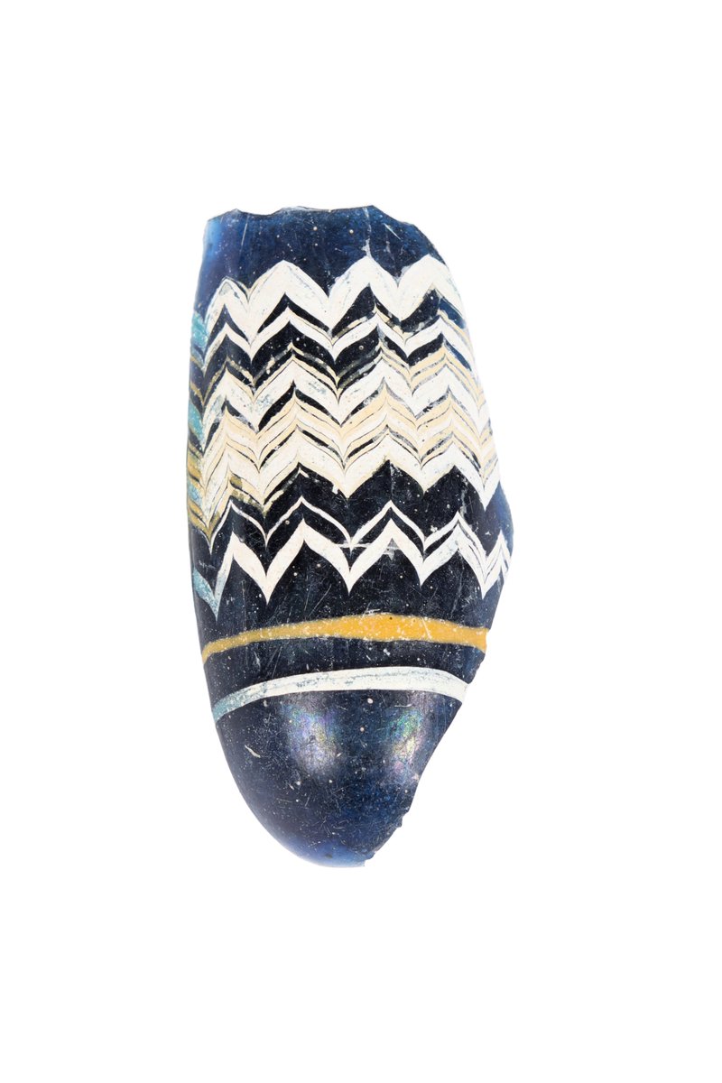 ✨ Este ungüentario de pasta vítrea, hallado en el Cerro del Berrueco, es una joya de la protohistoria. Elaborado entre los siglos VI y IV a.C. con la técnica de 'núcleo de arena', sus detalles en zigzag lo convierten en un testimonio fascinante de la artesanía mediterránea.