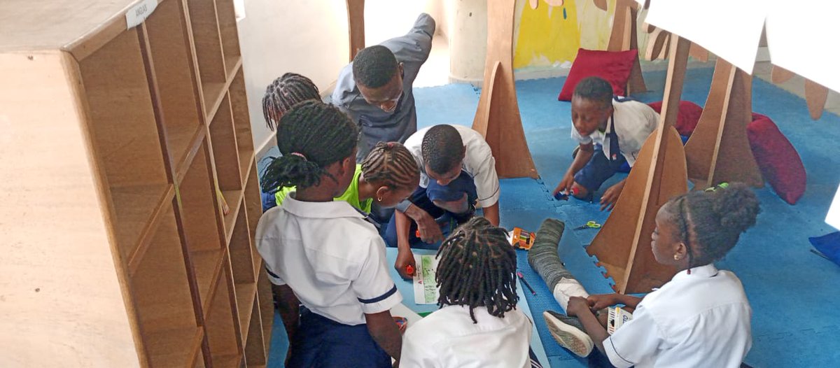 CoursLumiere's tweet photo. 8e édition de la Semaine des Lycées Français, placée sous le thème "Francophonie : les établissements créent et innovent" .Nos élèves se sont soumis à la création d'affiches avec des citations d'auteurs. #parcoursavenir #courslumiere #francophonie https://t.co/H4EsvwDu37
