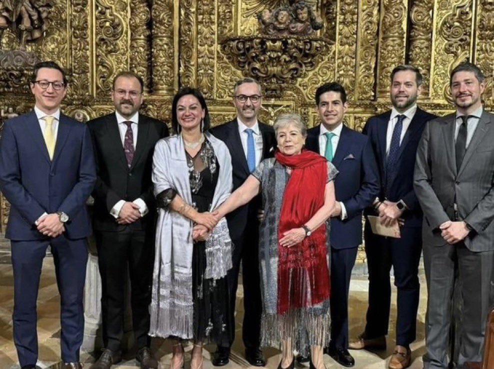 ar2_mx's tweet photo. :#Ar2Politics🦎📰:
Junto con @mborregol también deben renunciar estos funcionarios por solapar la boda disfrazada de “evento diplomático” 

- Alicia Bárcena (secretaria de @SEMAR_mx)
- Hector Palhares (dir del @MUNALmx)
- Claudia Curiel (secretaria de @cultura_mx)
- Alejandra de La Paz (dir del @literaturainba)
