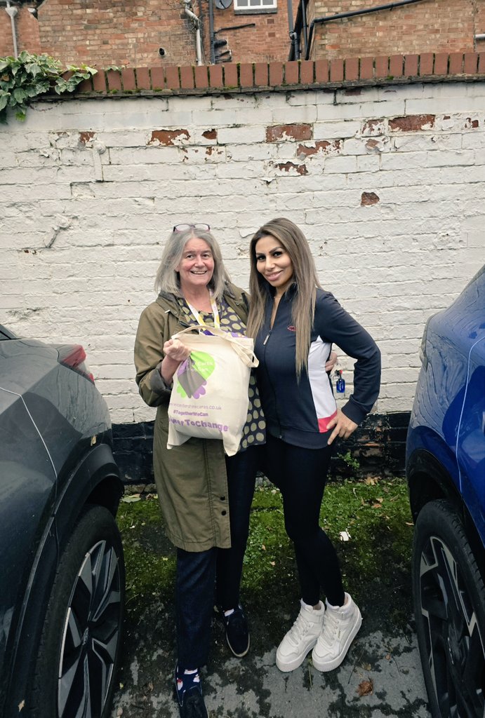 LeicsCares's tweet image. @RainbowsHospice picking up  #BagsOfHope for the children's department to spread some smiles and a little joy.