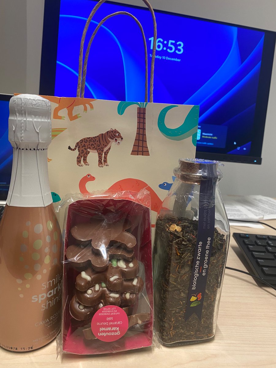 End of the course of Introduction to Law and Legal Reasoning: some students have decided to surprise me with a gift #legalreasoning #surprise