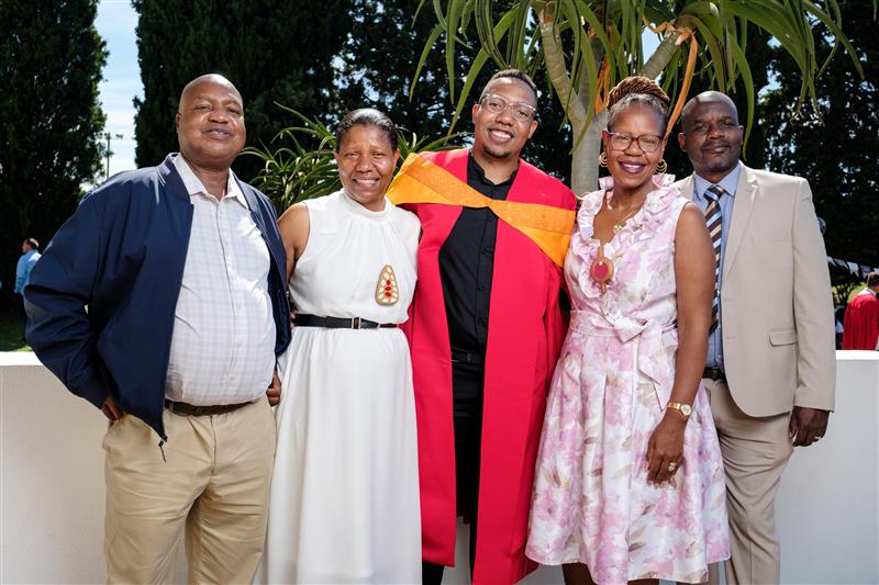 StellenboschUni's tweet photo. Dr. Mashange just made history! As SU’s first visual arts student to upgrade a master’s dissertation to a PhD, his work explores African identity through abstract jewellery &amp; groundbreaking research. Learn more: https://t.co/xZOfOkPGYM

#SUGraduates #Afropolitanism https://t.co/AVfguaRPAv