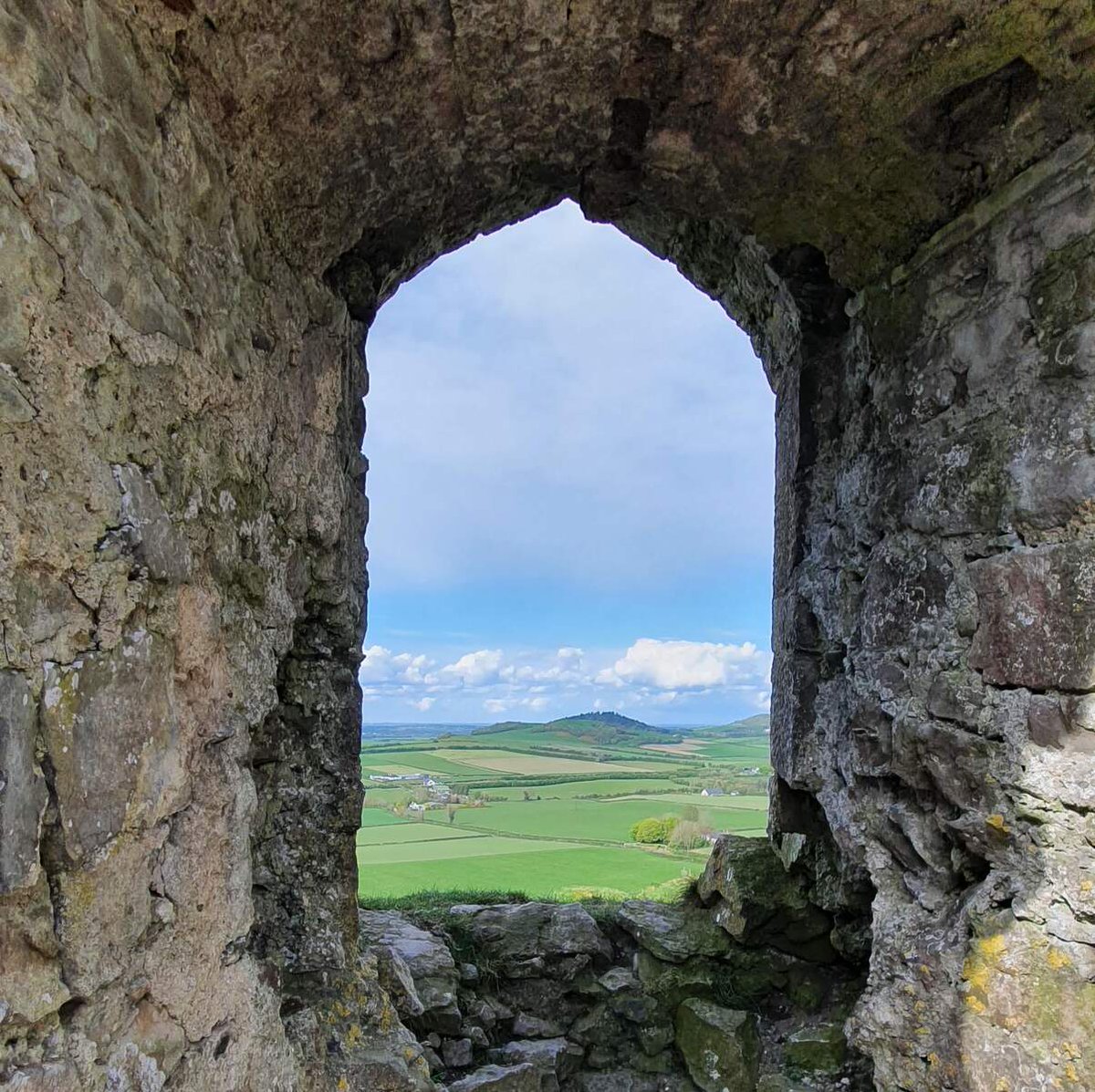 Von der Burgruine Rock of Dunamase hast du eine der schönsten Aussichten in ganz Laois – ein echter Geheimtipp für Geschichts- und Naturliebhaber.  🏰🌄
Teile, welche Aussicht in Irland dich bisher am meisten beeindruckt hat! 💚

📍 County Laois