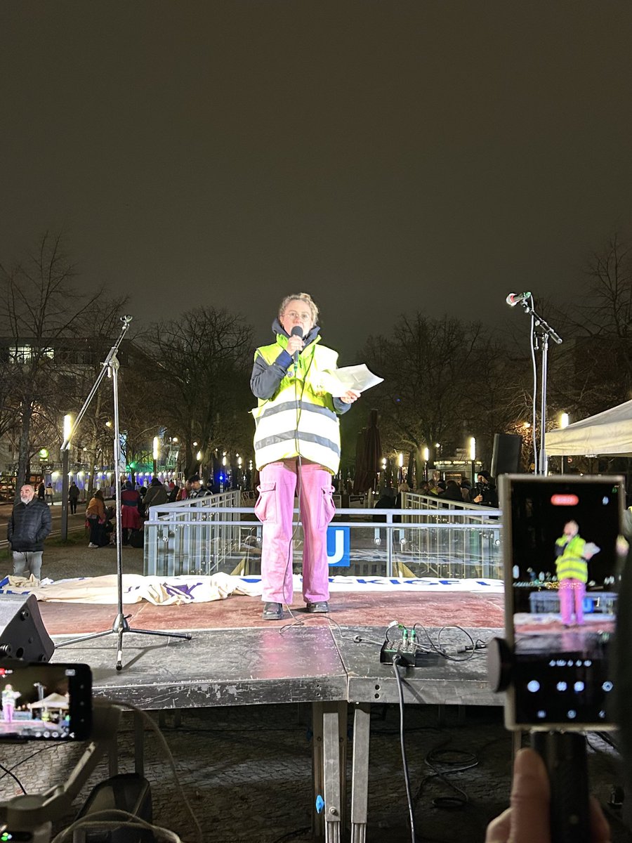 Meine Kollegin Milena Pressentin auf der Demo gegen den #WorldLNGSummit im #Adlon: Wir fangen mit unserem Widerstand gegen #LNG und die fossile Industrie und mit unseren Klagen gerade erst an!