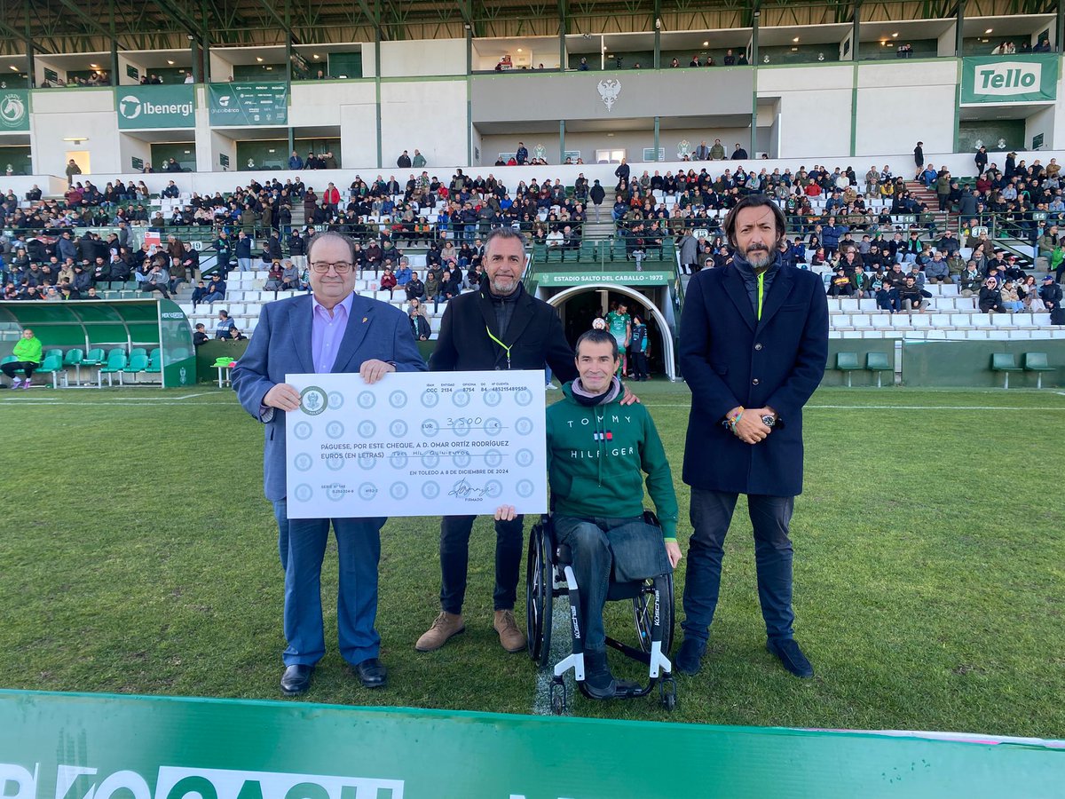 Desde la Fundación, junto al <a href="/CD_Toledo/">C.D. Toledo 🦅💚⚪️</a>, quisimos ayudar a Omar a conseguir la meta marcada en su crowdfunding
 
El pasado domingo, en el inicio del partido celebrado en El Salto del Caballo, tuvo lugar la entrega del cheque de la Fundación para lograr el objetivo marcado.