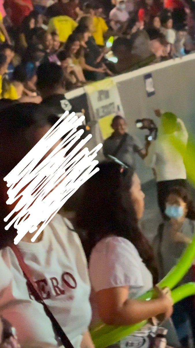 ainskiee's tweet photo. Attended the ABSCBN Christmas Special Live kanina and I had the worst experience pagpasok palang ng venue

Was given a GenAd ticket na free seating, so given that umupo kami sa vacant seat. Then a fan of Kathryn Bernardo told us na nireserve nila yun tho wala namang reservation ~ https://t.co/KxkO0Nrfne