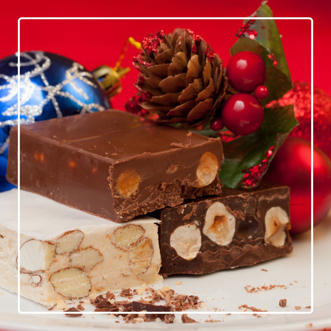 ¿Has probado alguna vez los dulces típicos navideños de nuestra isla? Desde el turrón, hasta los "roscons de reis", cada bocado es una celebración de nuestras tradiciones. No pueden faltar los "nevaditos" ni los deliciosos "polvorones," tan crujientes y llenos de sabor.