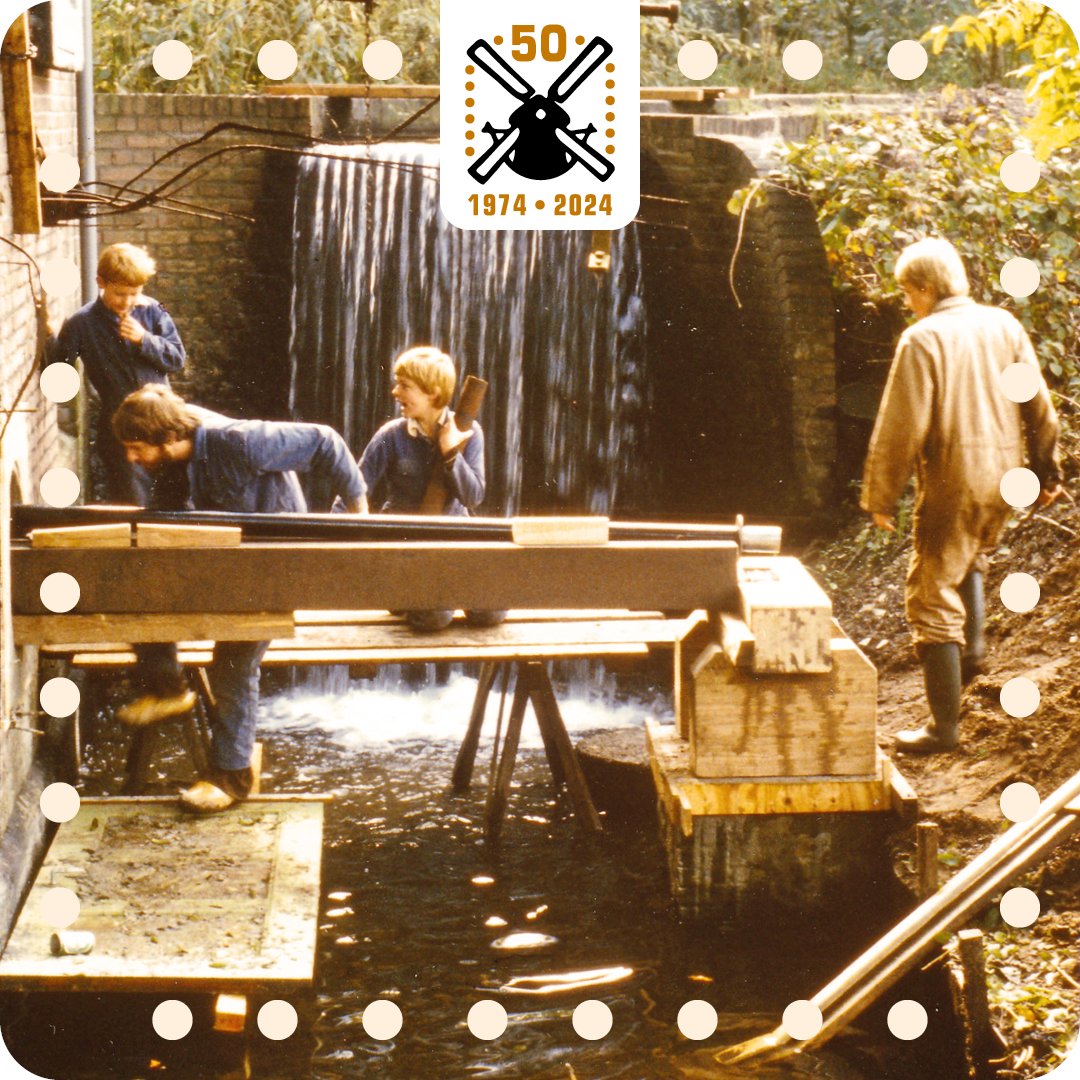 Jubileumjaar 50 jaar Vaags

In de beginjaren werkte Henk Vaags vaak nog alleen. Als de onderwijsinspectie even niet oplette, mochten de zonen Martijn, Gerben en Walter soms mee. Henk was blij met de helpende handen en de broertjes natuurlijk blij met hun zakcentje.