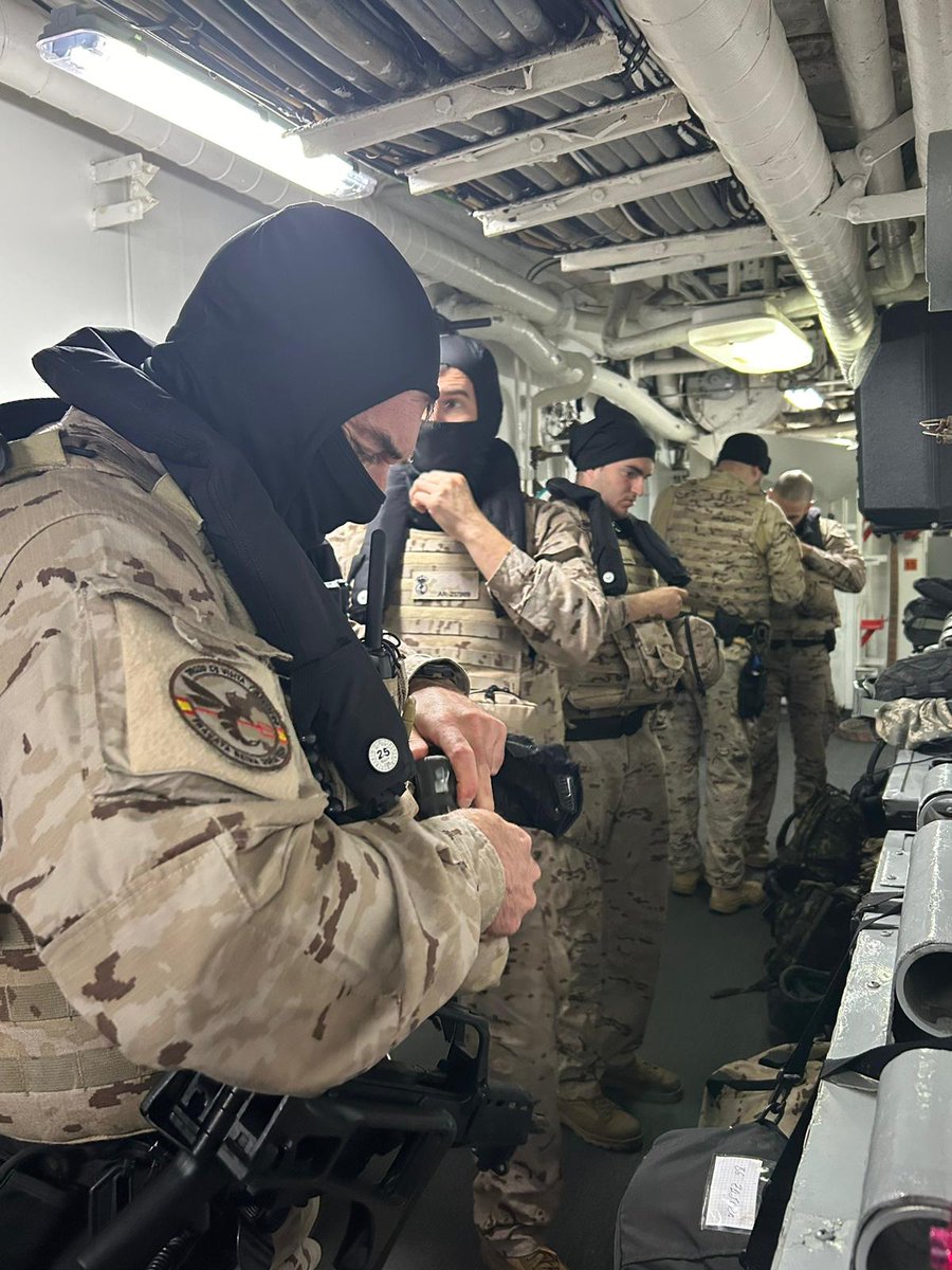 Armada_esp's tweet photo. #Efemérides, se cumplen 22 años de la operación Socotora, donde se aborda al buque norcoreano So San, interceptado por la fragata #Navarra y el buque de aprovisionamiento al combate #Patiño. Tras el registro por #InfanteríaMarina, se descubren 15 misiles SCUD.
#SomosLaArmada⚓🇪🇸 https://t.co/DClFBFIAPW