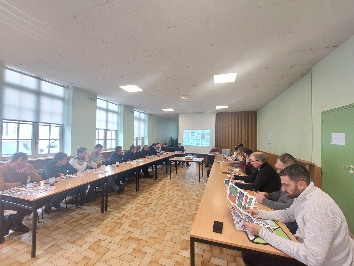 fdsea72's tweet photo. [Vie syndicale 🤝🏻]

Top départ pour une nouvelle semaine de réunions cantonales 🏁

Aujourd'hui direction le canton de Pontvallain 📍 

➡️ On se retrouve demain pour les réunions de Sillé-le-Guillaume et Marolles-les-Braults! 👋🏻

#agriculture #Sarthe #fdsea #FDSEA72 #FNSEA https://t.co/hPjQdrxohY