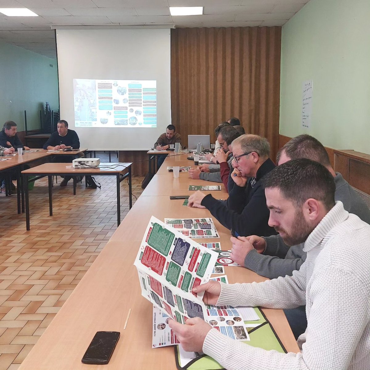 fdsea72's tweet photo. [Vie syndicale 🤝🏻]

Top départ pour une nouvelle semaine de réunions cantonales 🏁

Aujourd'hui direction le canton de Pontvallain 📍 

➡️ On se retrouve demain pour les réunions de Sillé-le-Guillaume et Marolles-les-Braults! 👋🏻

#agriculture #Sarthe #fdsea #FDSEA72 #FNSEA https://t.co/hPjQdrxohY