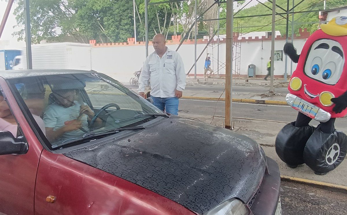 InttCharaNorte's tweet photo. #Prevención | Servidores públicos del #INTT Charallave Norte están llevando a cabo importantes acciones para prevenir accidentes de tránsito en esta temporada navideña.
¡Es fundamental que todos contribuyamos a una #NavidadSegura!
#SeguridadVial #CulturaVial https://t.co/RmoMXOcmsB