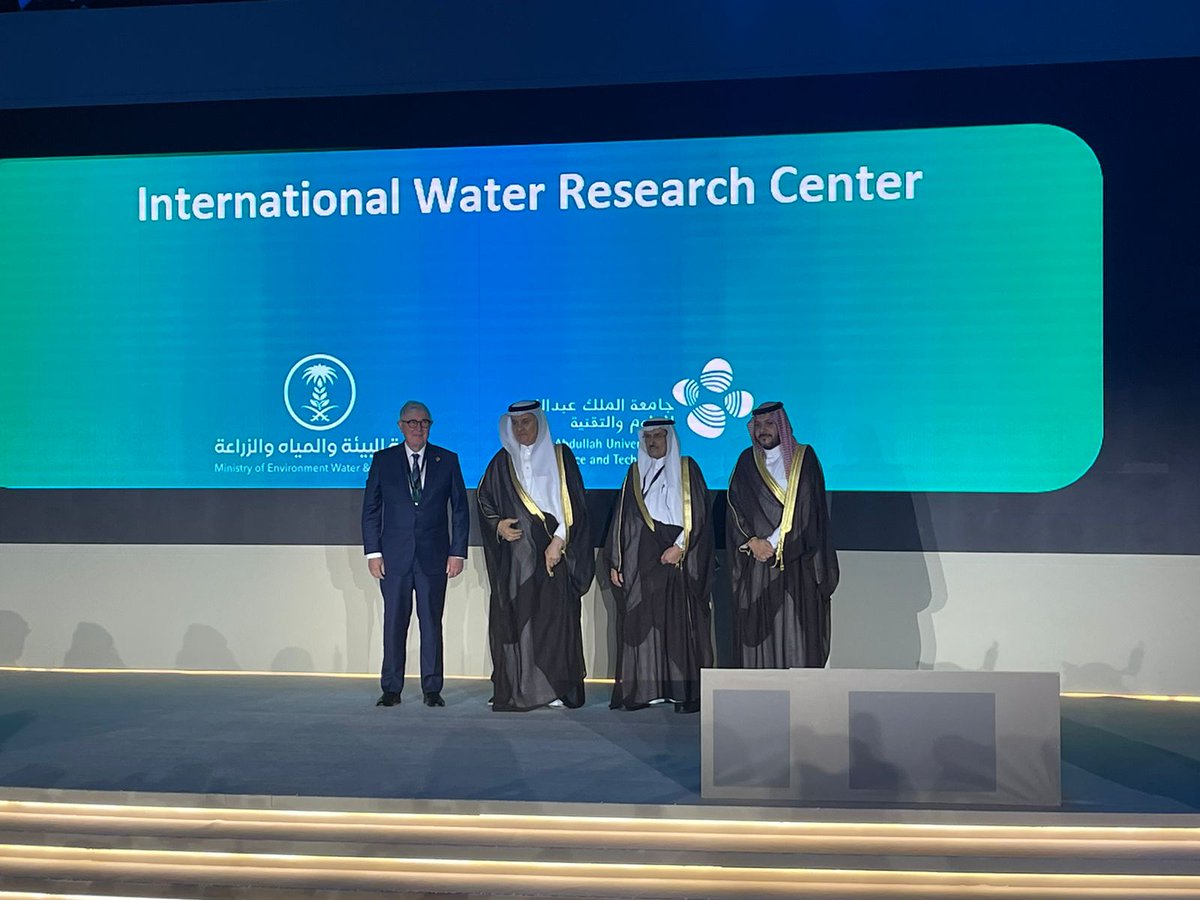 KAUST_NewsAR's tweet photo. في إطار فعاليات @Cop16Riyadh، وتحت رعاية معالي وزير البيئة والمياه والزراعة @AlfadleyA، تعلن @MEWA_KSA بالشراكة مع #كاوست عن تأسيس مركز دولي لأبحاث المياه.

سعيًا إلى اكتشاف حلول مبتكرة تعزز الأمن المائي العالمي، وتضمن مستقبلاً مستداماً للأجيال القادمة.​

#رؤية_السعودية_2030 https://t.co/KWTO5tCFj3
