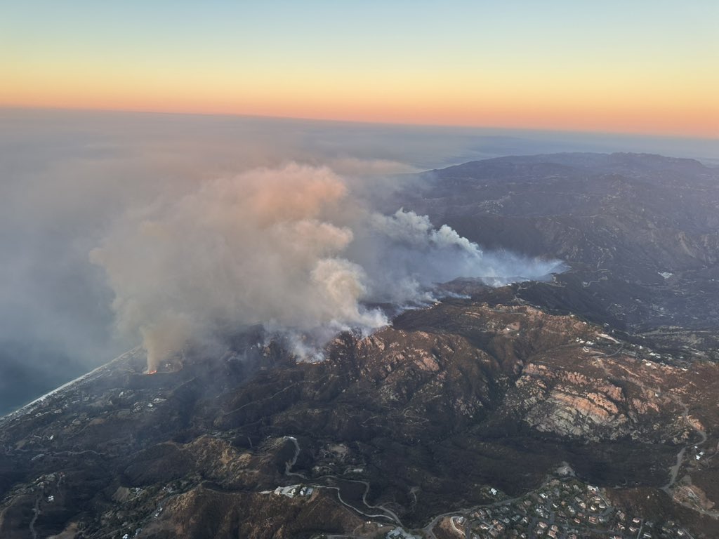 The Franklin Fire burning north of Malibu in the Santa Monica Mountains. <a href="/marcel_cameraop/">Marcel M</a> <a href="/ABC7/">ABC7 Eyewitness News</a> #air7