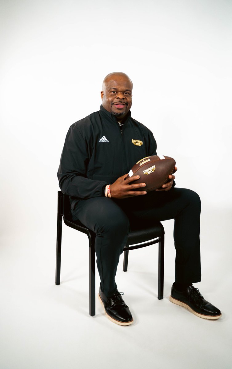 Coach is looking good in the 𝗕𝗟𝗔𝗖𝗞 and 𝗚𝗢𝗟𝗗 📸🔥