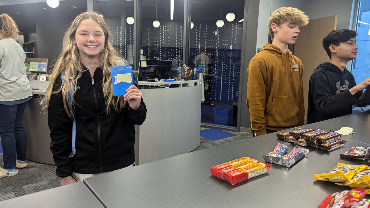 🎉Here are some of the lucky winners of the Reading Challenge! CONGRATS!📖Watch for another challenge during the second semester!
#EPSAchieves