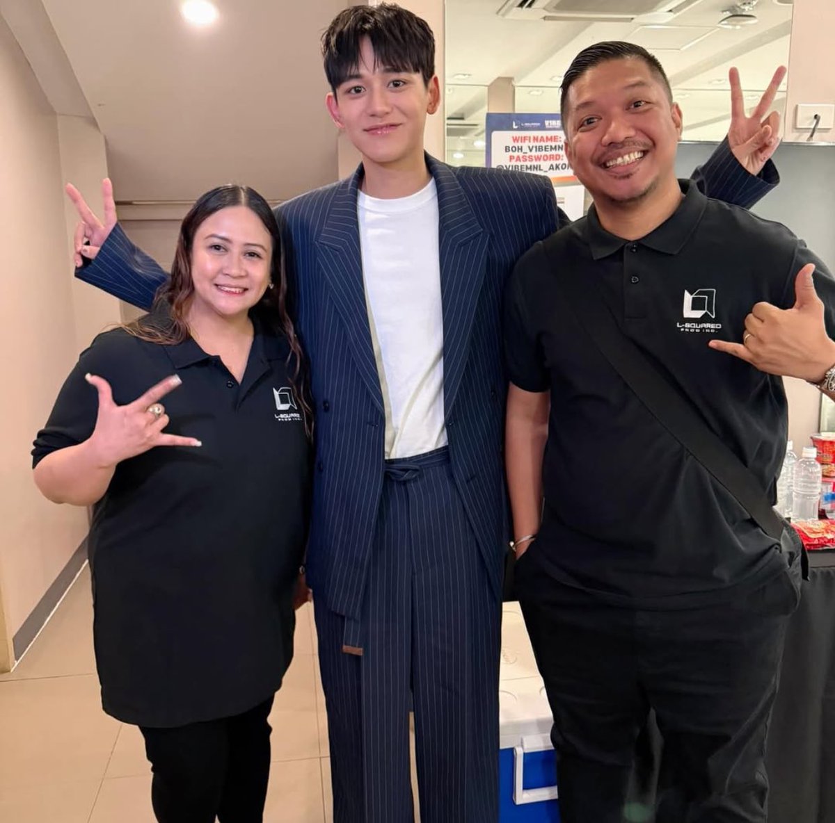 LUCASGLOBALUPD's tweet photo. [241211] #LUCAS junto con el staff de @/ LSquaredProdPH

#LUCAS4V1BE #LUCASBackInMNL
#V1BEManila2024 https://t.co/4zxNey9GP2
