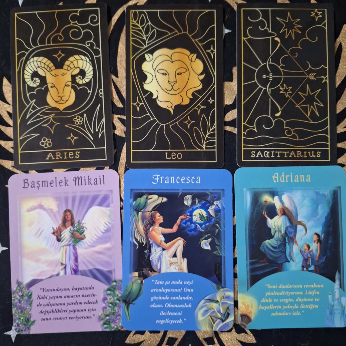 PHOEN1XDRAGON's tweet photo. ☯ 11 ARALIK GÜNLÜK Melek  Tarot Mesajları Tek Kart Gündemi

¡Etkileşim Verenlere niyetlendim!

𖤓 Güneş | ⅍ Yükselen  | ☽ Ay 

➣Günün Mesajları Burçların altında yazmaktadır.
(Sistem yeniden yerine oturana kadar foto paylaşımlı olacak)

🜂ATEŞ ELEMENTİ
♈︎ Koç
꒰ঌ(Başmelek Mikail)໒꒱
"Yanındayım, hayatında İlahi yaşam amacın üzerinde çalışmana yardım edecek değişiklikleri yapman için sana cesaret veriyorum."
⊹₊⟡⋆

♌︎ Aslan
꒰ঌ(Francesca)໒꒱
"Tam şu anda neyi arzuluyorsun? Onu gözünde canlandır, olsun. Olumsuzluk ilerlemeni engelleyecek."
⊹₊⟡⋆

♐︎ Yay
꒰ঌ(Adriana)໒꒱
"Seni dualarının cevabına yönlendiriyorum. Lütfen dinle ve sezgin, düşünce ve hayallerin yoluyla ilettiğim adımları izle."
⊹₊⟡⋆

🜃TOPRAK ELEMENTİ 
♉︎ Boğa 
꒰ঌ(Bridgette)໒꒱
"Dikkatli olmak gerekiyor. Daha ileri gitmeden önce bu durumu derinlemesine gözden geçir."
⊹₊⟡⋆

♍︎ Başak
꒰ঌ(Serena)໒꒱
"Ben Bolluk Meleğiyim. İhtiyacın olan parayı alacaksın ve bunun nasıl olacağından Tanrı sorumlu. İnancını koru."
⊹₊⟡⋆

♑︎ Oğlak 
꒰ঌ(Teresa)໒꒱
"Mola! Başka herkesin ihtiyaçlarıyla ilgilenmekle çok meşgulsün ama şimdi durup kendine ilgi gösterme zamanı."
⊹₊⟡⋆

🜁HAVA ELEMENTİ 
♊︎ İkizler 
꒰ঌ(Başmelek Uriel)໒꒱
"Duyguların iyileşiyor, bu da daha büyük bir sevgiye açılmana olanak sağlıyor. Öfke ve bağışlamasızlığı yüreğinden ve zihninden çıkarmana yardım edeceğim."
⊹₊⟡⋆

♎︎ Terazi
꒰ঌ(Chantall)໒꒱
"Yeni bir aşk çok yakın yeni biriyle veya mevcut ilişkinde yeniden alevlenen tutku sayesinde. Sevgi vermeye ve almaya açık ol."
⊹₊⟡⋆

♒︎ Kova
꒰ঌ(Shanti)໒꒱
"Ben Huzur Meleğiyim. Sana yeni sükûnet ve düzgün bir yol getiriyorum."
⊹₊⟡⋆

🜄SU ELEMENTİ 
♋︎ Yengeç
꒰ঌ(Serephina)໒꒱
"Ben Aile Meleğiyim. Ailene mutlu bir değişiklik veya ilave biri geliyor."
⊹₊⟡⋆

♏︎ Akrep
꒰ঌ(Canlı)໒꒱
"Yoga ve egzersiz sağlığın, iç huzurun ve ruhsal gelişimin için şu anda gerekli."
⊹₊⟡⋆

♓︎ Balık
꒰ঌ(Sonya)໒꒱
"Sana merhum bir sevdiğinden mesaj getiriyorum: 'Mutluyum, huzurluyum ve seni çok seviyorum. Lütfen benim için endişelenme."
⊹₊⟡⋆

『 Dileyen arkadaşlar benden özel danışmanlık hizmeti alabilirler. Yapmaları gereken tek şey benimle iletişime geçmeleri olacak』

#tarot #oracle #kehanet #rune #astroloji  #burçlar #zodyak #signs #motivasyon  #günlükmotivasyon  #koç #boğa #ikizler #yengeç #aslan #başak #terazi #akrep #yay #oğlak #kova #balık #PhoenixDragon #PhoenixDragonTarot 
#TarotZilla #keşfet #kesfet