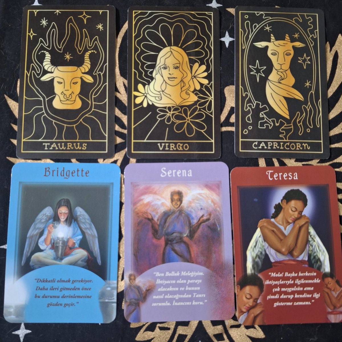 PHOEN1XDRAGON's tweet photo. ☯ 11 ARALIK GÜNLÜK Melek  Tarot Mesajları Tek Kart Gündemi

¡Etkileşim Verenlere niyetlendim!

𖤓 Güneş | ⅍ Yükselen  | ☽ Ay 

➣Günün Mesajları Burçların altında yazmaktadır.
(Sistem yeniden yerine oturana kadar foto paylaşımlı olacak)

🜂ATEŞ ELEMENTİ
♈︎ Koç
꒰ঌ(Başmelek Mikail)໒꒱
"Yanındayım, hayatında İlahi yaşam amacın üzerinde çalışmana yardım edecek değişiklikleri yapman için sana cesaret veriyorum."
⊹₊⟡⋆

♌︎ Aslan
꒰ঌ(Francesca)໒꒱
"Tam şu anda neyi arzuluyorsun? Onu gözünde canlandır, olsun. Olumsuzluk ilerlemeni engelleyecek."
⊹₊⟡⋆

♐︎ Yay
꒰ঌ(Adriana)໒꒱
"Seni dualarının cevabına yönlendiriyorum. Lütfen dinle ve sezgin, düşünce ve hayallerin yoluyla ilettiğim adımları izle."
⊹₊⟡⋆

🜃TOPRAK ELEMENTİ 
♉︎ Boğa 
꒰ঌ(Bridgette)໒꒱
"Dikkatli olmak gerekiyor. Daha ileri gitmeden önce bu durumu derinlemesine gözden geçir."
⊹₊⟡⋆

♍︎ Başak
꒰ঌ(Serena)໒꒱
"Ben Bolluk Meleğiyim. İhtiyacın olan parayı alacaksın ve bunun nasıl olacağından Tanrı sorumlu. İnancını koru."
⊹₊⟡⋆

♑︎ Oğlak 
꒰ঌ(Teresa)໒꒱
"Mola! Başka herkesin ihtiyaçlarıyla ilgilenmekle çok meşgulsün ama şimdi durup kendine ilgi gösterme zamanı."
⊹₊⟡⋆

🜁HAVA ELEMENTİ 
♊︎ İkizler 
꒰ঌ(Başmelek Uriel)໒꒱
"Duyguların iyileşiyor, bu da daha büyük bir sevgiye açılmana olanak sağlıyor. Öfke ve bağışlamasızlığı yüreğinden ve zihninden çıkarmana yardım edeceğim."
⊹₊⟡⋆

♎︎ Terazi
꒰ঌ(Chantall)໒꒱
"Yeni bir aşk çok yakın yeni biriyle veya mevcut ilişkinde yeniden alevlenen tutku sayesinde. Sevgi vermeye ve almaya açık ol."
⊹₊⟡⋆

♒︎ Kova
꒰ঌ(Shanti)໒꒱
"Ben Huzur Meleğiyim. Sana yeni sükûnet ve düzgün bir yol getiriyorum."
⊹₊⟡⋆

🜄SU ELEMENTİ 
♋︎ Yengeç
꒰ঌ(Serephina)໒꒱
"Ben Aile Meleğiyim. Ailene mutlu bir değişiklik veya ilave biri geliyor."
⊹₊⟡⋆

♏︎ Akrep
꒰ঌ(Canlı)໒꒱
"Yoga ve egzersiz sağlığın, iç huzurun ve ruhsal gelişimin için şu anda gerekli."
⊹₊⟡⋆

♓︎ Balık
꒰ঌ(Sonya)໒꒱
"Sana merhum bir sevdiğinden mesaj getiriyorum: 'Mutluyum, huzurluyum ve seni çok seviyorum. Lütfen benim için endişelenme."
⊹₊⟡⋆

『 Dileyen arkadaşlar benden özel danışmanlık hizmeti alabilirler. Yapmaları gereken tek şey benimle iletişime geçmeleri olacak』

#tarot #oracle #kehanet #rune #astroloji  #burçlar #zodyak #signs #motivasyon  #günlükmotivasyon  #koç #boğa #ikizler #yengeç #aslan #başak #terazi #akrep #yay #oğlak #kova #balık #PhoenixDragon #PhoenixDragonTarot 
#TarotZilla #keşfet #kesfet