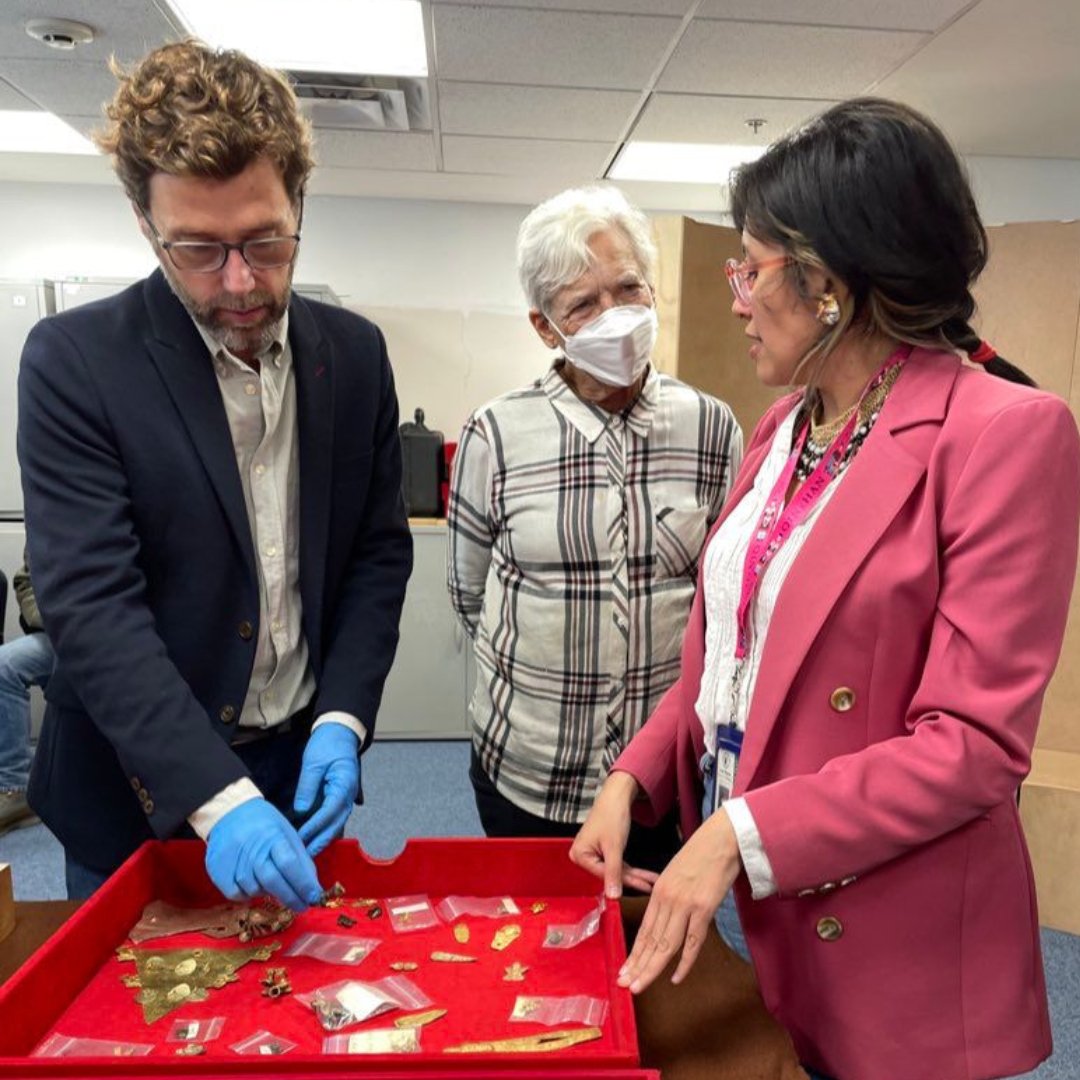 Banrepcultural's tweet photo. 📸 Así se ve cuando la Universidad de Cambridge y el #MuseoDelOro colaboran en el proyecto #Reverseaction para investigar sobre la orfebrería prehispánica y las estructuras tecnológicas complejas de esa época.
👉 Lee sobre la investigación en: https://t.co/VLIqb8DXQ5 https://t.co/axAtWubPgy