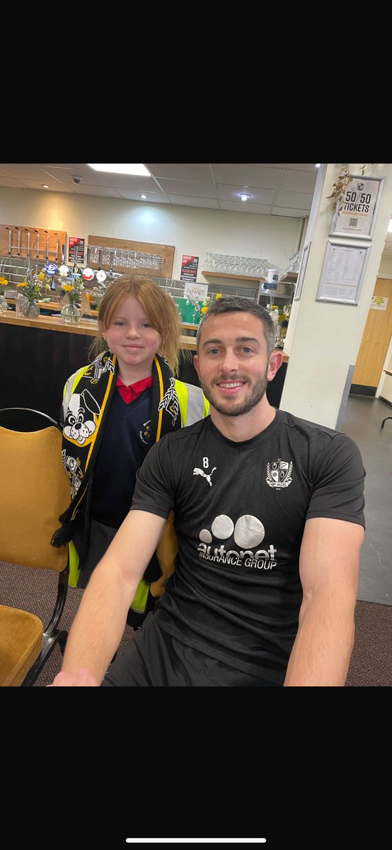 LeeRuby10's tweet image. My little girl with the main men during her school show at vale today ⚽️⚽️⚽️⚽️ #pvfc #portvale