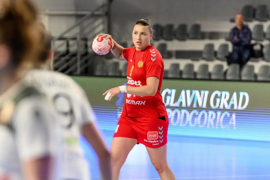bozicniustanak's tweet photo. Uragan crnogorski!🇲🇪
Ð U R Ð I N A   J A U K O V I Ć!
#ehfeuro https://t.co/bxYrihgAEn